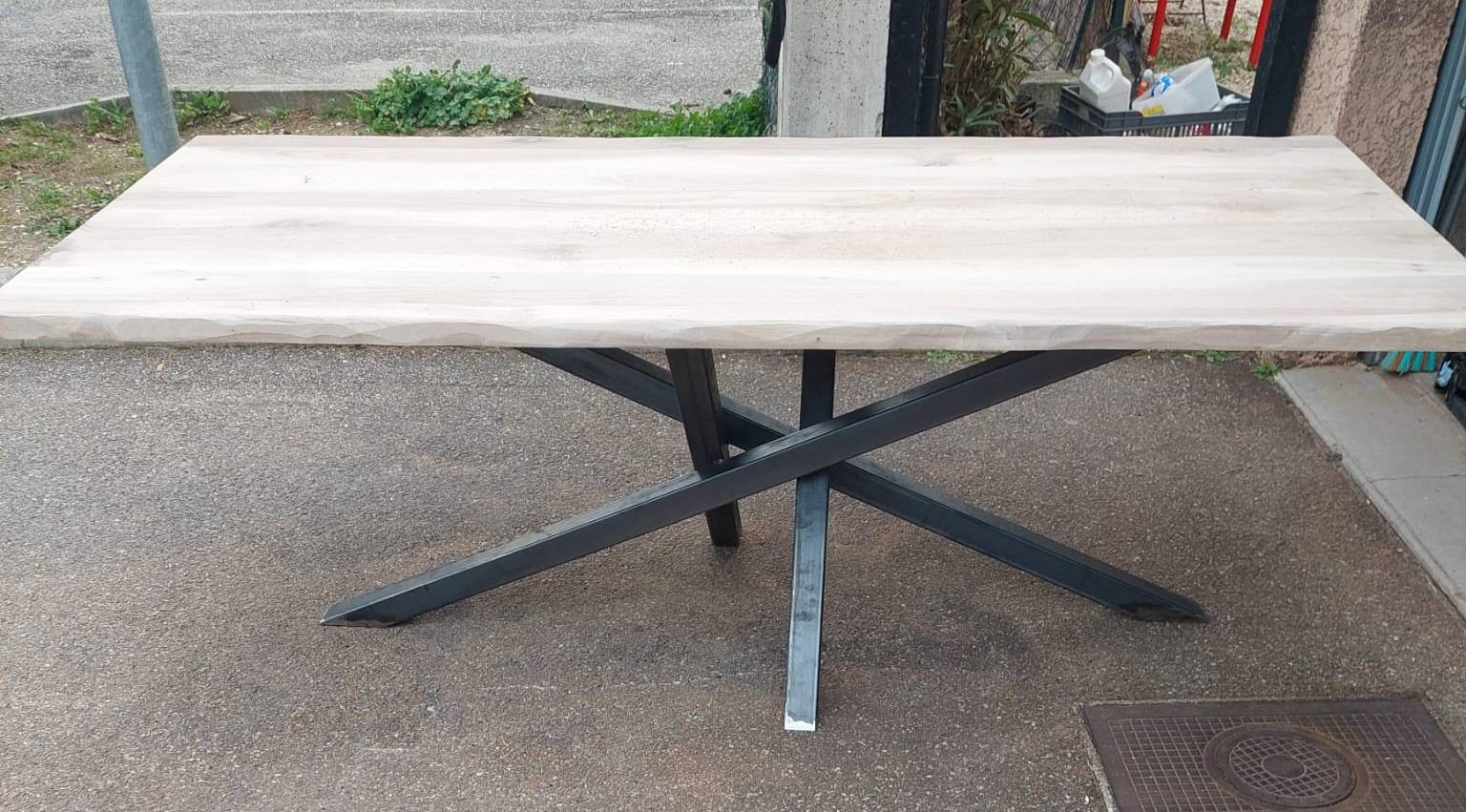 Table de salle à manger en acier et bois