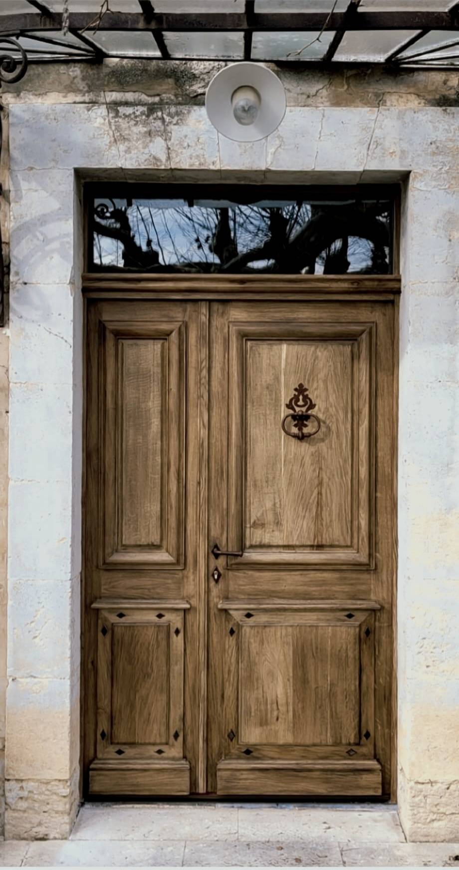 Porte d'entrée rustique en bois massif