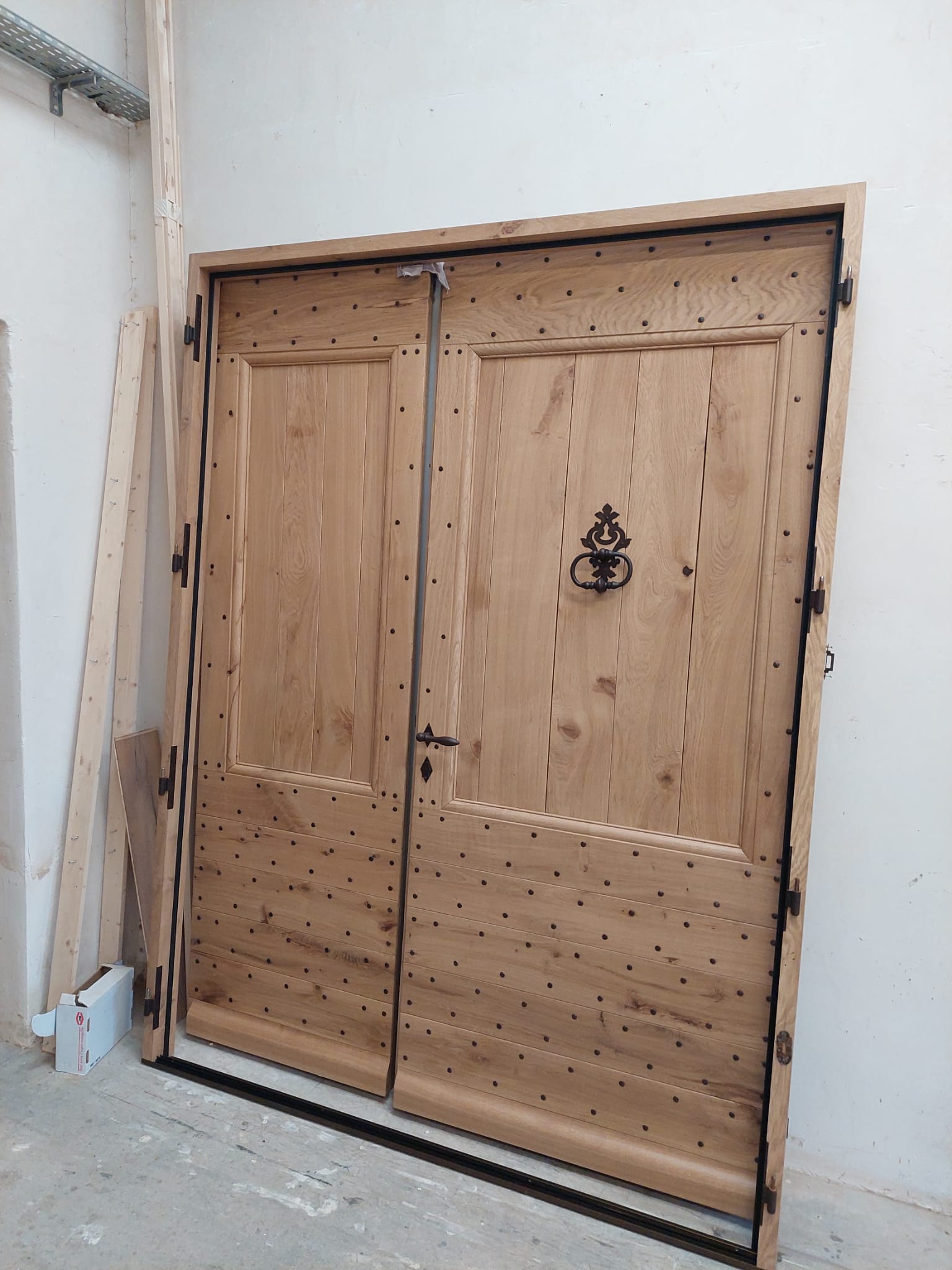 Porte en bois blindée avec motifs décoratifs