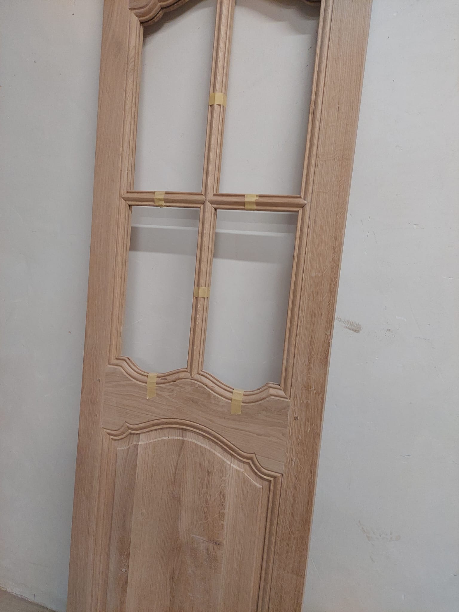 Porte en bois de style moderne avec insert en verre