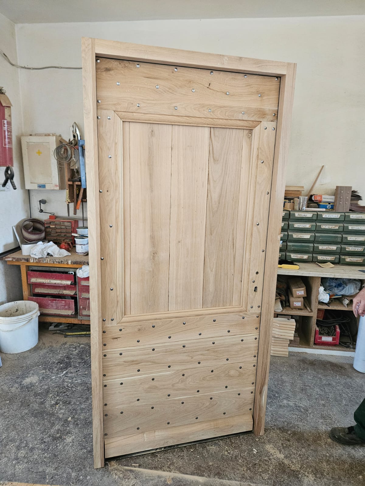 Porte en bois travaillé style médieval avec ferronnerie