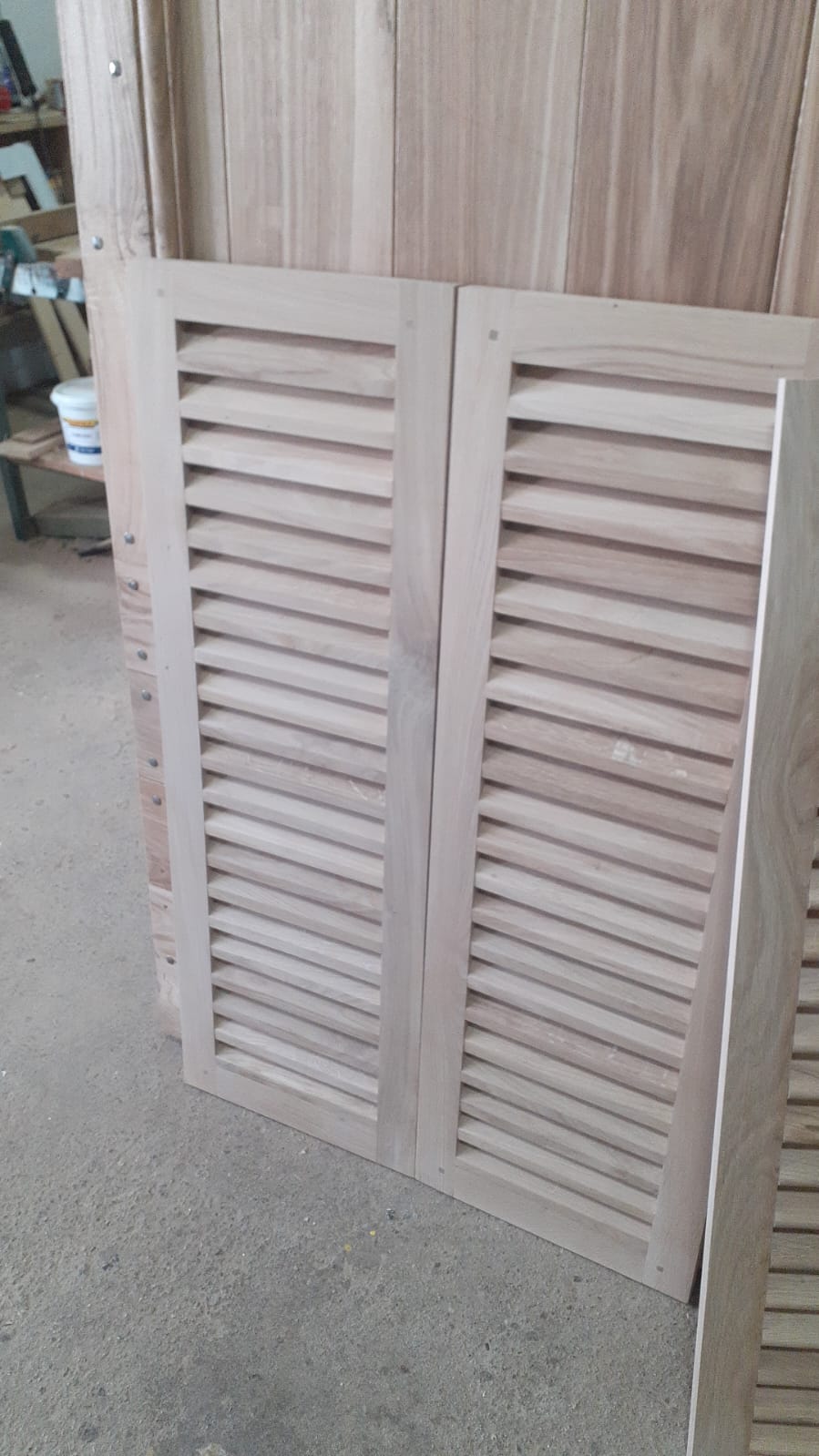 Porte en bois travaillé